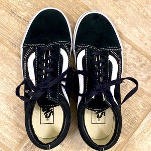 Vans Old Skool sneaker, never worn! Black and white. Stylish and cute!